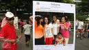 Warga berpose di salah satu booth Instagram di Bundaran HI, Jakarta, Minggu (16/4). Ratusan tanda tangan tersebut di bentuk untuk mendukung pilkada DKI Jakarta yang damai dan tidak golput. (Liputan6.com/Angga Yuniar)