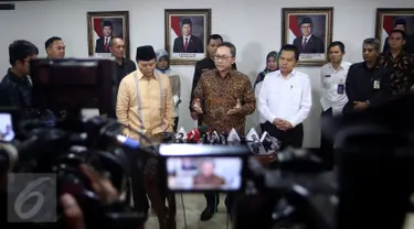  Ketua MPR Zulkifli Hasan di dampingi Wakil Ketua MPR Hidayat Nurwahid (kiri) dan Sekertaris Jenderal Ma'ruf Cahyono memberikan keterangan pers terkait Polemik DPD RI di Gedung MPR/DPR, komplek parlemen, Jakarta, Selasa (4/4). (Liputan6.com/Johan Tallo)