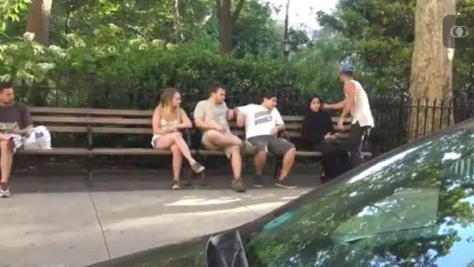 Keren, Warga Non-Muslim Bela Wanita yang Ditarik Jilbabnya