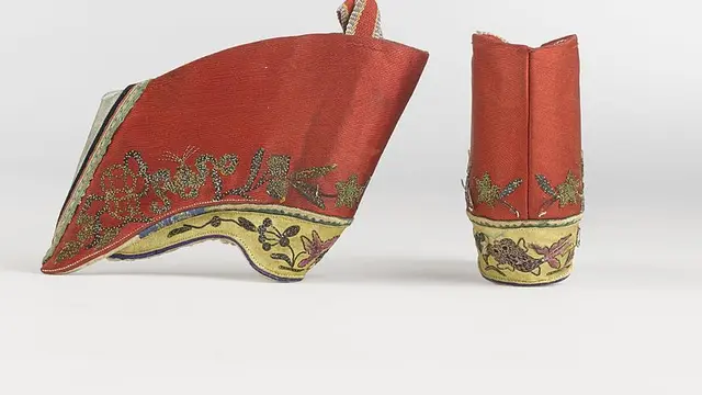 Sepatu Lotus