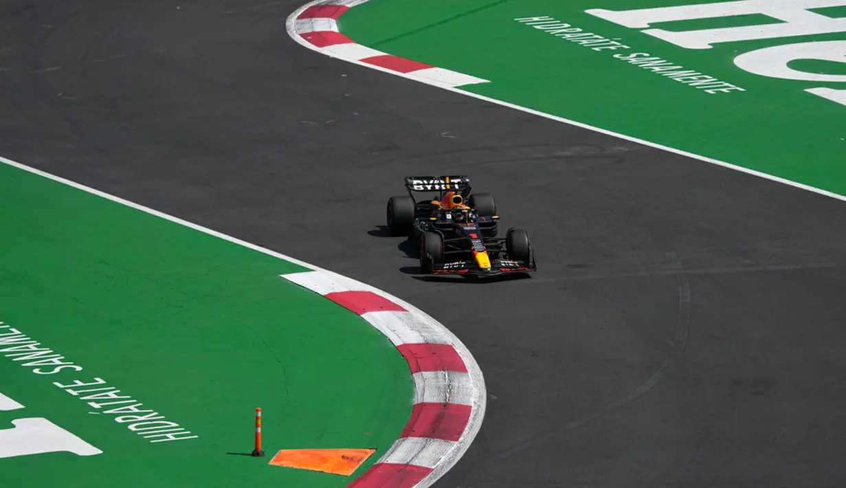 Sementara juara dunia Max Verstappen berada pada posisi ketiga dengan waktu 1 menit 17,263 detik. (AP Photo/Fernando Llano)