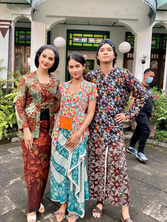 <p>Mengenakan kain batik dan kebaya, Maudy Ayunda dan Maudy Koesnadi terlihat menawan. (@maudyayunda)</p>