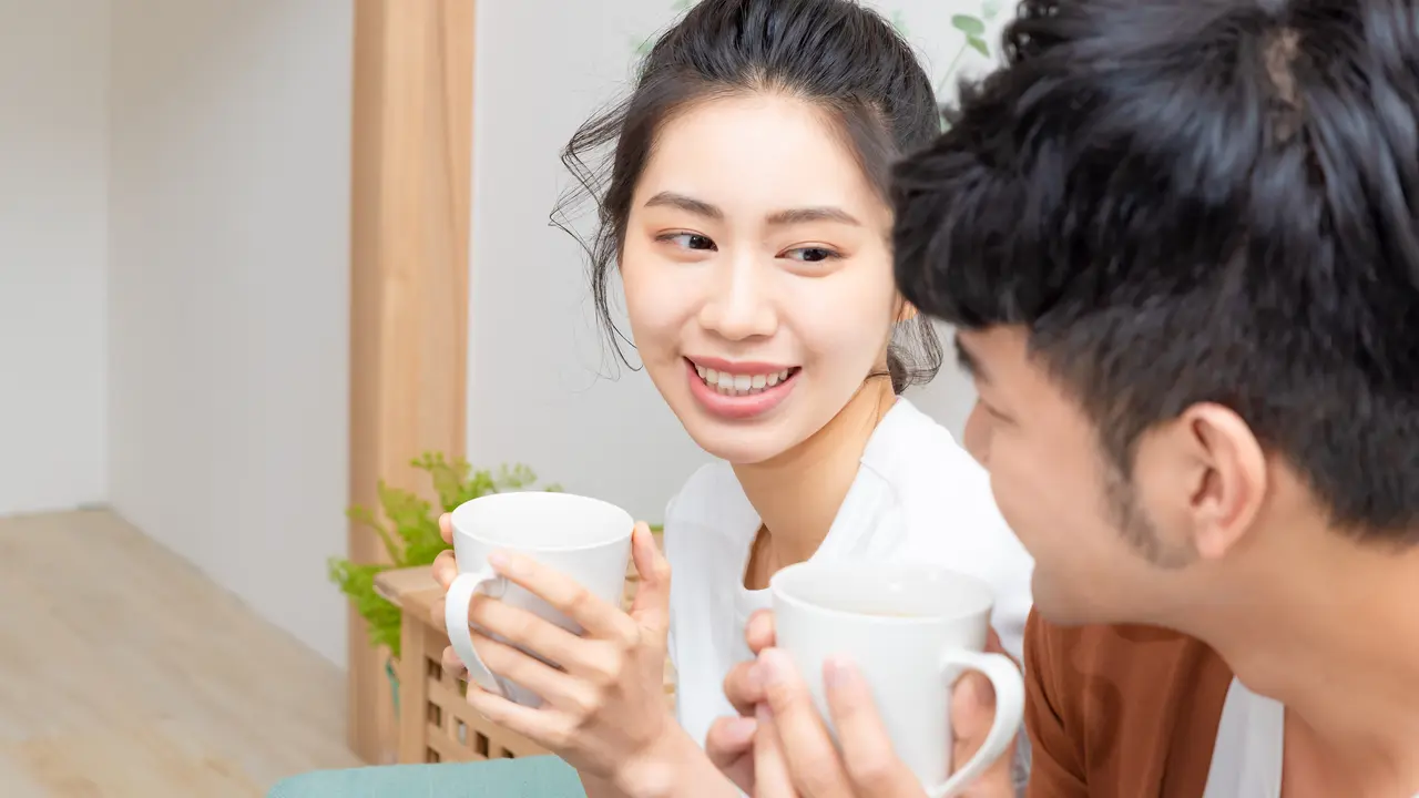 perempuan dan pasangan oktober berdua romantis