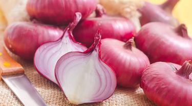 Cara Menghilangkan Flek Hitam Dengan Bawang Merah Beauty Fimela Com Di samping kedua cara di atas, ada cara lain yang lebih simpel yaitu dengan menggunakan salep penghilang flek hitam membandel yang biasa dijual di apotik. cara menghilangkan flek hitam dengan