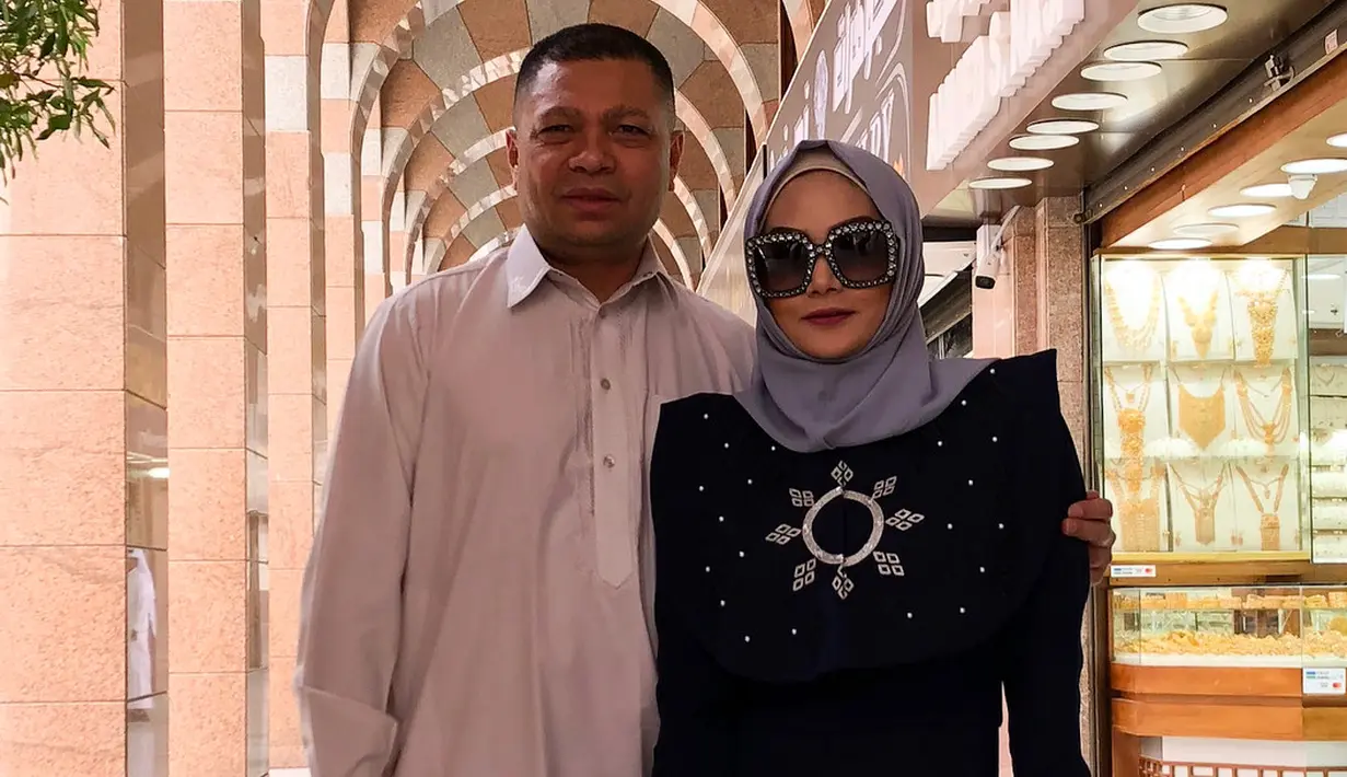 Walaupun mengenakan hijab, akan tetapi Krisdayanti menuai komentar negatif dari warganet lantaran ia tampak memakai makeup. (Foto: instagram.com/krisdayantilemos)