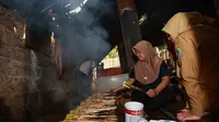 Proses pengasapan ikan dan pengolahan petis ikan secara tradisional. (istimewa)