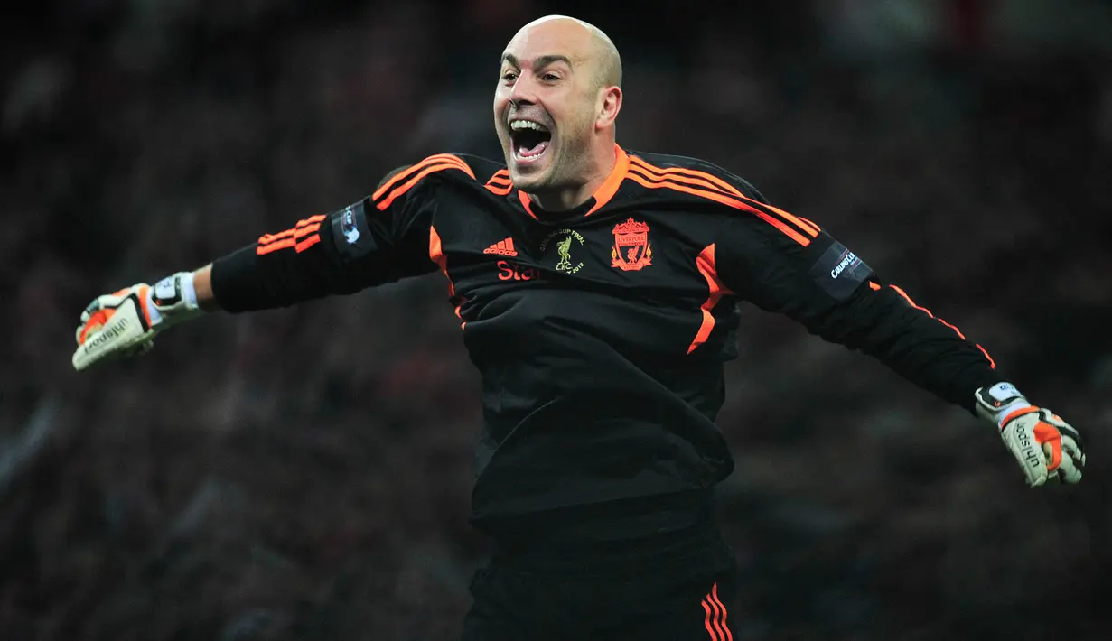 Pepe Reina merupakan mantan penjaga gawang Liverpool. Ia juga tercatat sebagai salah satu kiper Liga Inggris dengan jumlah assist terbanyak. Pria asal Spanyol itu tercatat telah menorehkan 4 assist. Reina juga pernah terpilih sebagai kiper terbaik Liga Inggris tiga musim berturut-turut pada musim pada 2006 hingga 2008. (AFP/Glyn Kirk)