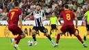 Pemain Udinese Tolgay Arslan (tengah) menggiring bola saat melawa AS Roma pada pertandingan sepak bola Serie A Italia di Stadion Friuli, Udine, Italia, 4 September 2022. Udinese menang 4-0. (Andrea Bressanutti/LaPresse via AP)