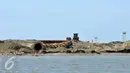 Sebuah pipa besar di Pulau G Reklamasi Teluk Jakarta di Muara Angke, Jakarta, Selasa (5/4). Izin reklamasi Pulau G yang sudah keluar kini tengah menjadi subjek gugatan di PTUN Jakarta. (Liputan6.com/Gempur M Surya)
