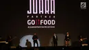 Grup band Kahitna memeriahkan Malam Juara Go-Food 2018 di Jakarta, Jumat (23/2). Malam Juara Go-Food 2018  merupakan bentuk apresiasi Go-Jek terhadap mitra kuliner UMKM yang telah tumbuh bersama. (Liputan6.com/Angga Yuniar)