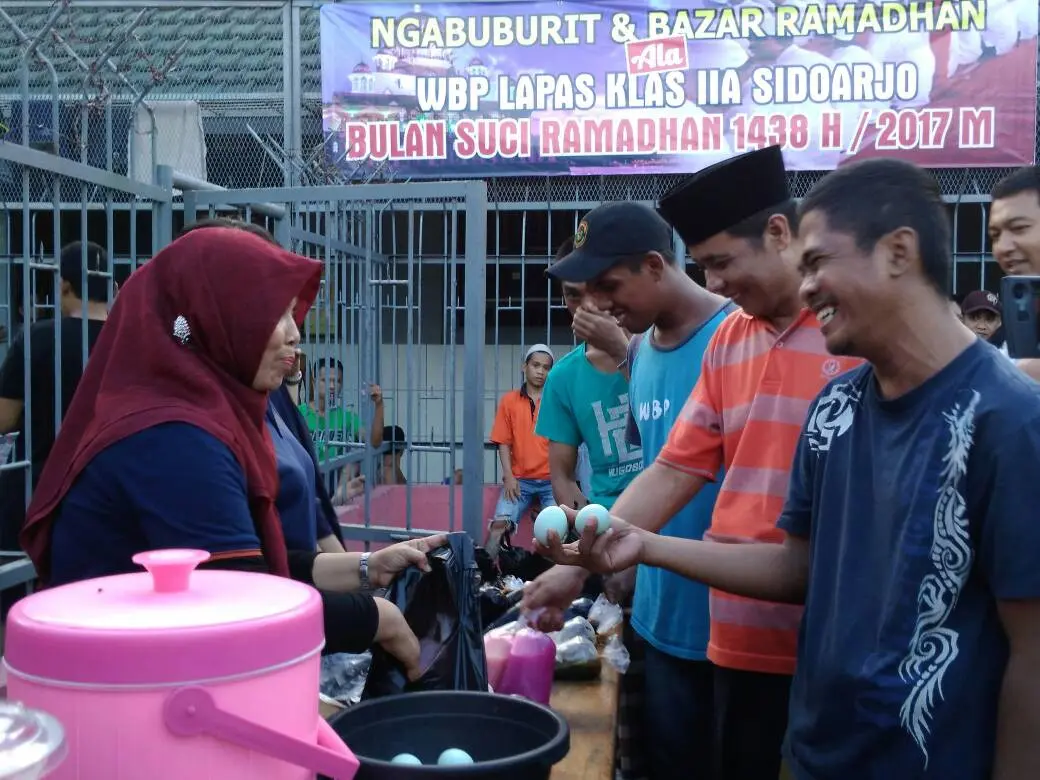 Ada banyak kegiatan yang dilakukan dalam acara ngabuburit dan bazar Ramadan di Lapas Sidoarjo ini. (Liputan6.com/Dian Kurniawan).