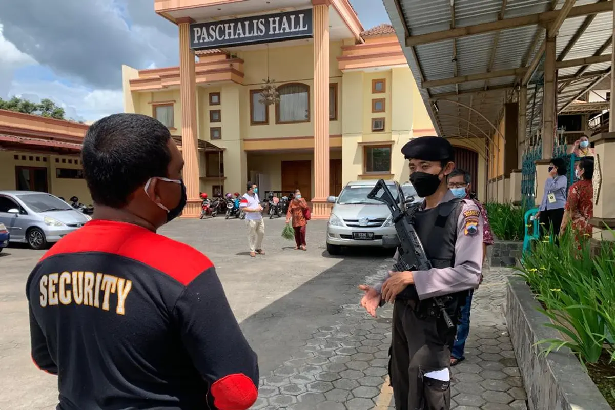 Polisi di Banyumas menjaga dan berpatroli mengamankan gereja usai serangan bom bunuh diri gereja di Makassar. (Liputan6.com/Polres Banyumas)
