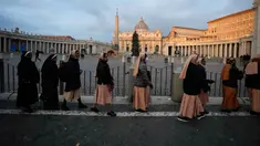 Para biarawati mengantre untuk memasuki Basilika Santo Petrus tempat mendiang Paus Emeritus Benediktus XVI disemayamkan di Vatikan, Senin (2/1/2023). Benediktus XVI, teolog Jerman yang akan dikenang sebagai paus pertama dalam 600 tahun yang mengundurkan diri, telah meninggal pada 31 Desember 2022 di usia 95 tahun. (AP Photo/Alessandra Tarantino)