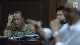 Terdakwa penerbitan SKL terhadap obligor BLBI, Syafruddin Arsyad Temenggung (kiri) saat menjalani sidang lanjutan di Pengadilan Tipikor, Jakarta, Rabu (6/6). Sidang mendengar keterangan saksi. (Liputan6.com/Helmi Fithriansyah)