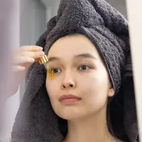 Ilustrasi pengaplikasian serum. (Sumber foto: Pexels.com)