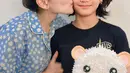 Sementara Bilqis mengenakan kaos hitam lengan pendek. Tampak ia pun mengenakan anting-antingnya. Dengan rambut pendek messynya. [@ayutingting92]