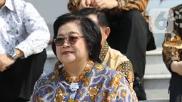 Menteri KLHK pada Kabinet Kerja 2014-2019, Siti Nurbaya diperkenalkan dalam pengumuman menteri Kabinet Indonesia Maju di Istana Merdeka, Jakarta, Rabu (23/10/2019). Siti Nurbaya kembali dipercaya Presiden Jokowi menjabat Menteri KLHK Kabinet Indonesia Maju 2019-2014. (Liputan6.com/Angga Yuniar)
