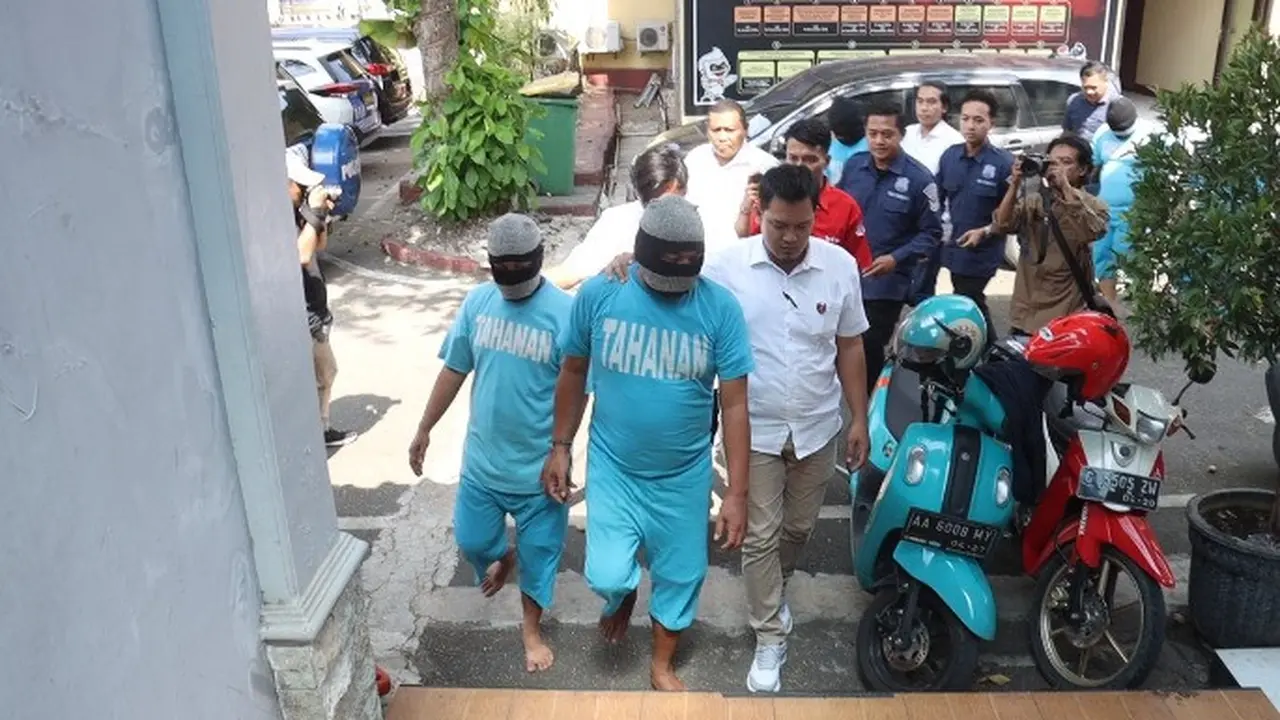 Polisi menangkap 5 dari 11 terduga pelaku perampokan truk kontainer bermuatan pakaian senilai Rp1,8 miliar di Pantura Pemalang. (Foto: Liputan6.com/Polres Pemalang)