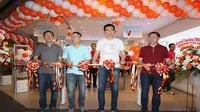 Jajaran eksekutif Xiaomi dan Erajaya meresmikan acara pembukaan Authorized Mi Store terbaru di Emporium Pluit Mall, Jakarta Utara, Minggu (21/1/2018), dengan prosesi pengguntingan pita. (Foto: Xiaomi)