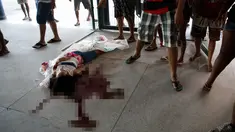 Seorang pelajar wanita tewas tertembak peluru nyasar saat polisi melakukan penangkapan terhadap pengedar narkoba di Pavuna, Rio de Janeiro, Brasil, Kamis (30/3). (AP Photo / Diego Herculano)