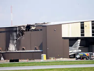 Kerusakan terlihat setelah pesawat bermesin ganda menabrak hanggar di Bandara Addison, Addison, Texas, AS,  Minggu (30/6/2019). Pesawat King Air 350 jatuh dan menewaskan 10 orang. (Shaban Athuman/The Dallas Morning News via AP)