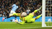 Kiper Salford City, Matt Young (kanan) gagal menghalau bola tendangan pemain Manchester City, Jeremy Doku pada laga lanjutan Piala FA 2024/2025 di Etihad Stadium, Manchester, Inggris, Minggu (12/01/2025). (AFP/Darren Staples)