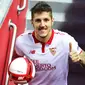 Sevilla memperkenalkan pemain baru mereka yang didatangkan dari Inter Milan, Stevan Jovetic di Stadion Sanchez Pizjuan, Spanyol, Selasa (10/1/2017). (AFP/Cristina Quicler)