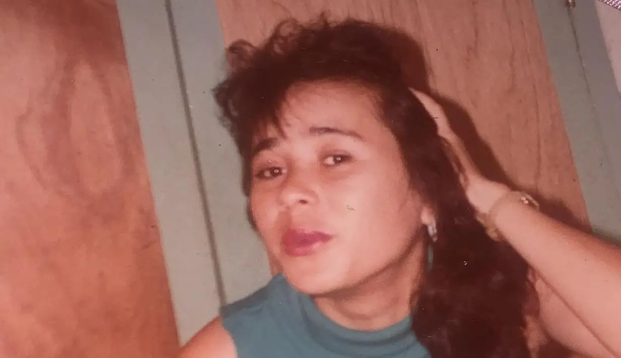 Prilly bagikan potret masa muda sang ibu yang disebut mirip dengannya. (Sumber: Instagram/@prillylatuconsina96)