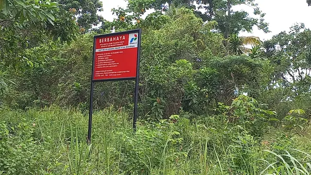 Plang peringatan jaringan pipa minyak bumi PT Pertamina di Jalinsum Jambi-Palembang