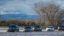 Sejumlah kendaraan melintasi banjir di Maxwell, California, (18/2). Badai terbesar tersebut bergerak dari kawasan Samudera Pasifik, menghantam California. (Andrew Seng/The Sacramento Bee via AP)