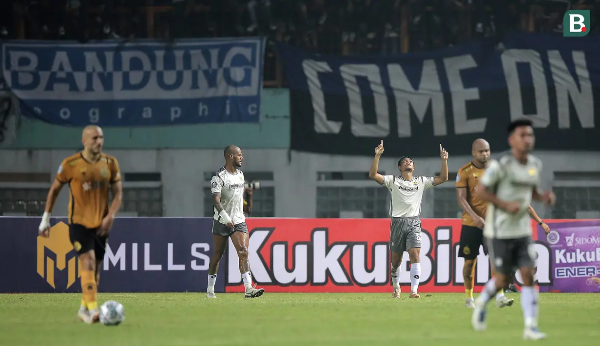 Persib Bandung. Di posisi ke-4 ada Persib Bandung sebagai tim paling produktif dalam 10 laga awal BRI Liga 1 2022/2023. Tim yang sempat mengganti pelatih dengan memecat Robert Rene Alberts dan mendatangkan Luis Milla ini mampu mencetak 19 gol dan sementara menempati peringkat ke-8 di klasemen sementara dengan 16 poin. David Da Silva tercatat sebagai pemain tersubur di kubu Maung Bandung dengan torehan 9 gol dan sementara menempati posisi puncak top skor BRI Liga 1 musim ini bersanding dengan striker Borneo FC, Matheus Pato. (Bola.com/Ikhwan Yanuar)
