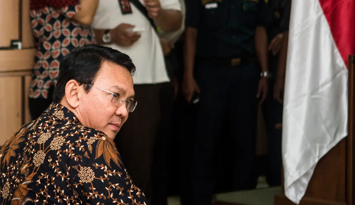 Basuki Tjahaja Purnama (Ahok) mendengarkan tanggapan jakasa penuntut umum atas nota keberatan yang diajukan dalam sidang lanjutan kasus dugaan penistaan agama di PN Jakarta Utara, Selasa (20/12). (Liputan6.com/Pool/Agung Rajasa)