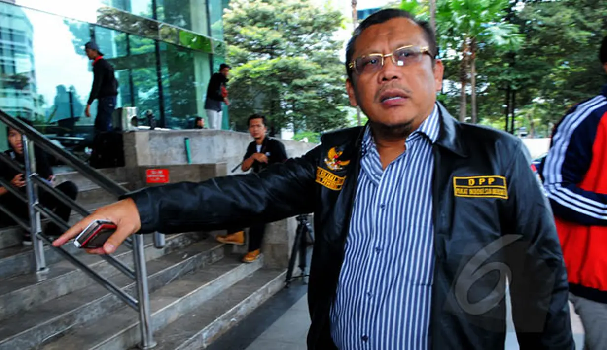 Tim kuasa hukum Komjen Budi Gunawan, Eggi Sudjana mendatangi Gedung KPK, Jakarta, Senin (2/2/2015). (Liputan6.com/Faisal R Syam)