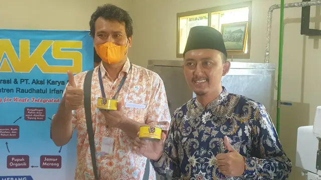 Pengasuh Ponpes Raudlatul Irfan Ciamis Dr. Irfan Soleh dan Deputi Kepala KPw BI Tasikmalaya Nurtjipto, menunjukan jamur merang dalam kemasan kaleng berbahan serabut aren. (Liputan6.com/Jayadi Supriadin)
