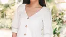 Gaya OOTD dari kakak Naysilla Mirdad ini juga bisa dijadikan sebagai inspirasi. Pasalnya, blouse putih yang dipadukan dengan celana jeans membuat penampilannya cukup santai namun memesona. (Liputan6.com/IG/@nanamirdad_)