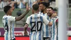 Pemain Argentina Lionel Messi (kanan) merayakan dengan rekan setimnya setelah mencetak gol saat melawan Australia pada pertandingan sepak bola FIFA Matchday di Workers' Stadium, Beijing, China, Kamis (15/6/2023). (AP Photo/Mark Schiefelbein)