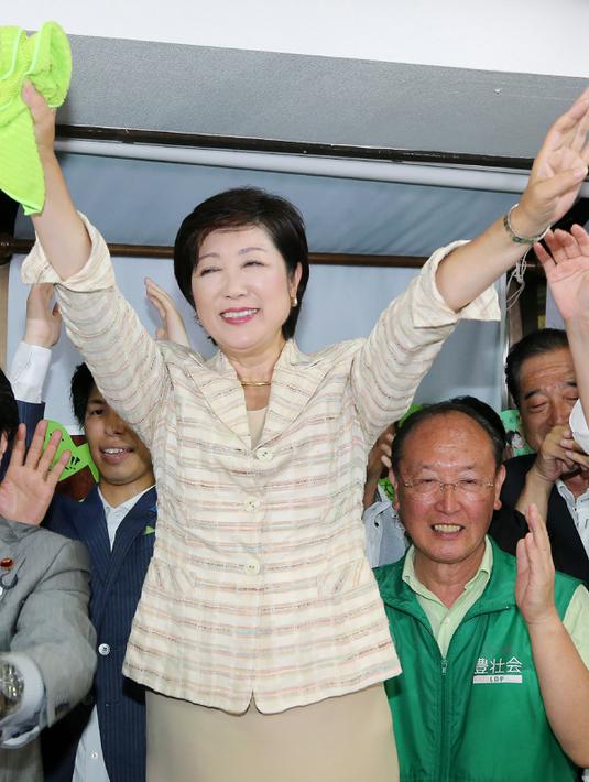Senyum bahagia Yuriko Koike saat merayakan kemenangannya sebagai Gubernur Tokyo, Jepang, Minggu (31/7). Yuriko terpilih menjadi wanita pertama yang memimpin ibukota Jepang. (AFP PHOTO / Jiji Press)
