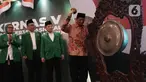 Menko Polhukam Mahfud Md didampingi Plt Ketua Umum PPP Suharso Monoarfa memukul gong untuk membuka Musyawarah Kerja Nasional (Mukernas) ke V PPP di Jakarta, Sabtu (14/12/2019). Salah satu agenda yang akan dibahas dalam acara ini adalah pelaksanaan Muktamar PPP. (Liputan6.com/Angga Yuniar)