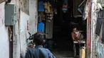 Seorang warga beristirahat di permukiman padat penduduk Kampung Muka RW 04, Ancol, Pademangan, Jakarta, Selasa (4/1/2022). Gubernur DKI Jakarta Anies Baswedan memastikan 1.000 kepala keluarga (KK) di kampung tersebut mendapatkan Izin Mendirikan Bangunan (IMB) kolektif. (Liputan6.com/Faizal Fanani)