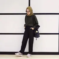 Padu padan busana hijab dengan sweater oversize. (sumber foto: instagram.com/pinterest)
