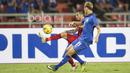 Pemain Timnas Indonesia, Stefano Lilipaly berduel dengan pemain Thailand pada laga Final leg kedua Piala AFF 2016 di Thailand, (17/12/2016). (Bola.com/Vitalis Yogi Trisna)