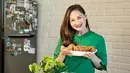 Gaya terbaru Mona Ratuliu saat membintangi iklan produk makanan kampanye bulan Ramadan dengan kemeja hijau. Terlihat lebih tirus dan kurus, serta fresh (Foto: Instagram @monaratuliu)
