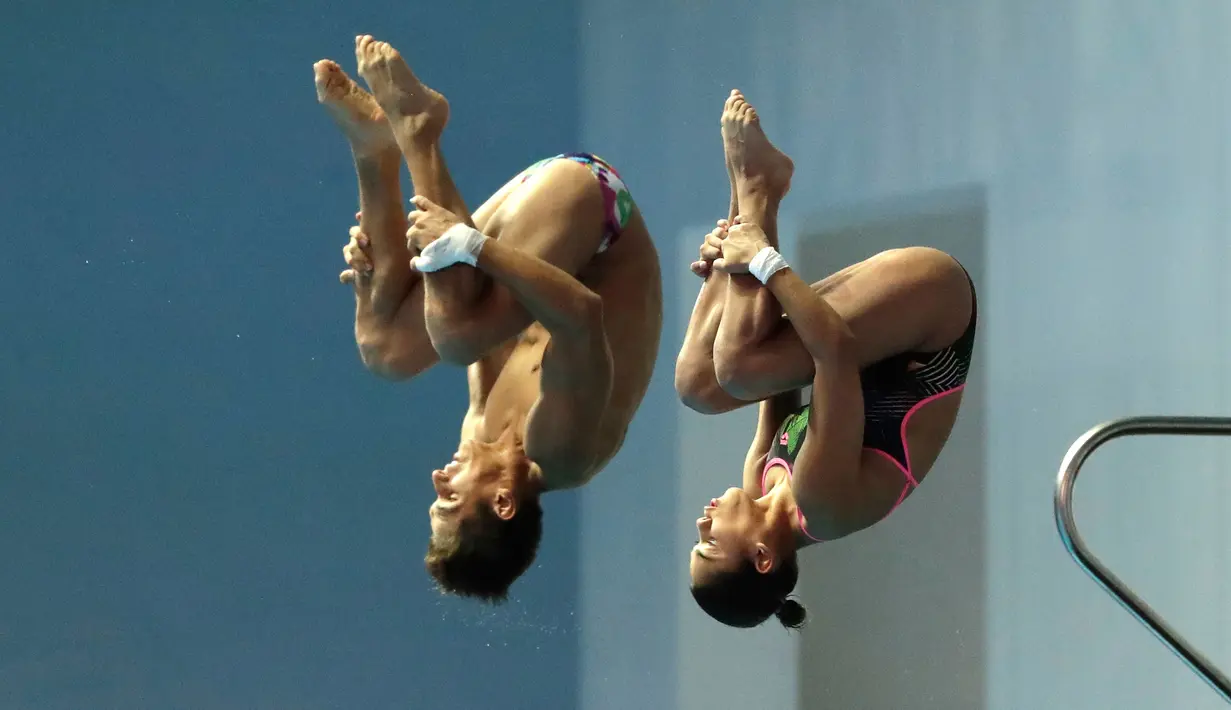 Aksi atlet loncat Meksiko, Maria Jose Sanchez Moreno dan Jose Balleza Isaias saat tampil pada babak final platform sinkronisasi 10 meter campuran di Kejuaraan Renang Dunia, Gwangju, Korea Selatan, Sabtu (13/7/2019). (AP Photo/Lee Jin-man)