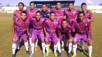 Kas Hartadi menurunkan tujuh pemain pelapis untuk menahan imbang Persepam Madura United 0-0 di Stadion Ahmad Yani Sumenep, Madura, Minggu (7/8/2016). (Bola.com/Robby Firly)
