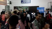 Wisatawan Jogja asal Solo minati KA Prameks meski harus mengantre panjang untuk mendapatkan tiket. (Liputan6.com/Fathi Mahmud)