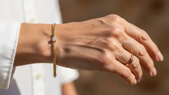 Gelang Emas Rantai Snake Lentur Mewah untuk Usia 50-an/Gemini AI
