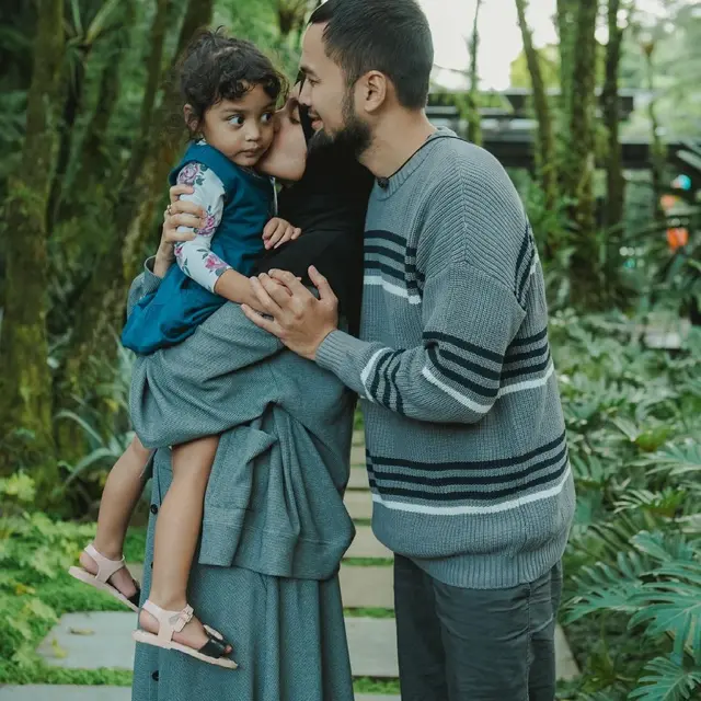 Anak Ketiganya Jalani Terapi Tiap Hari, Ini 6 Potret Shireen Sungkar Momong Shafiyyah
