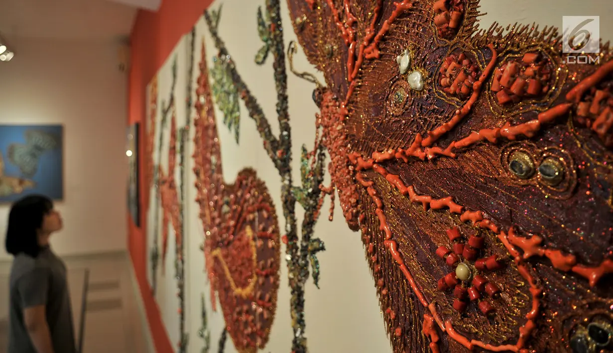 Pengunjung melihat salah satu karya Sasya Tranggono dalam pameran bertajuk "Cinta untuk Indonesia" di Galeri Nasional, Jakarta, Kamis (28/2). Pameran tersebut merupakan bentuk 30 tahun berkarya Sasya Tranggono. (Merdeka.com/Iqbal S. Nugroho)