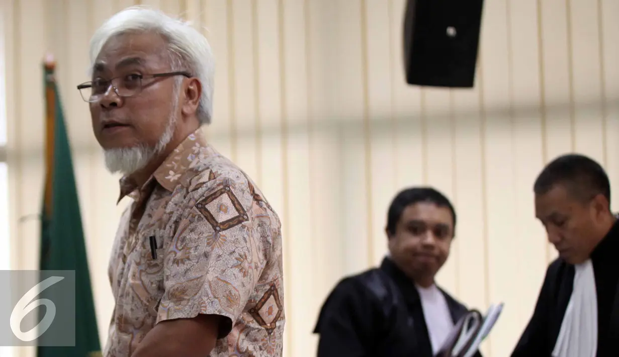 Suroso Atmo Martoyo usai menjalani sidang di Pengadilan Tipikor, Jakarta, (29/6/2015). Suroso didakwa terkait dugaan suap proyek pengadaan zat tambahan bahan bakar tetraethyl lead (TEL) Pertamina 2004-2005. (Liputan6.com/Helmi Afandi)