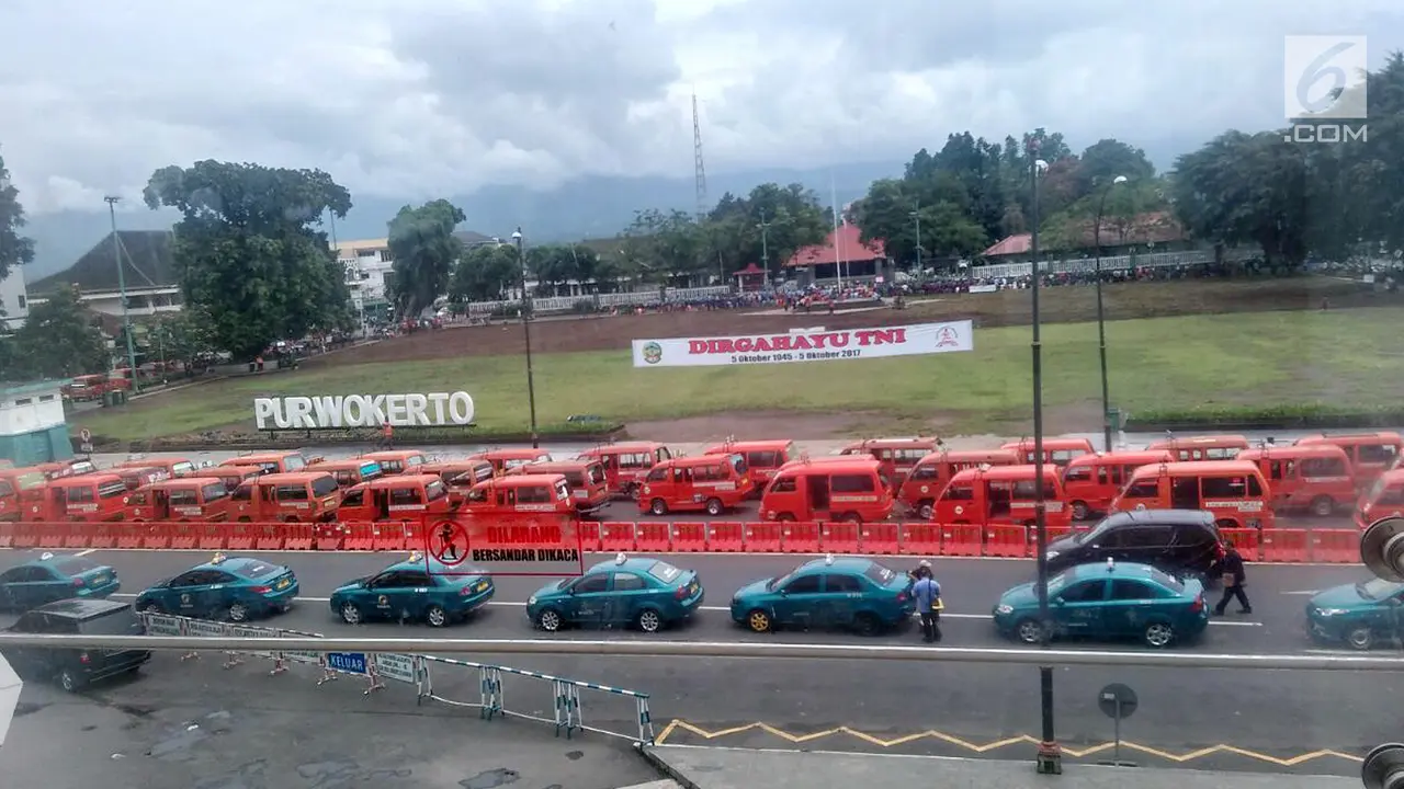PHOTO: Tolak Transportasi Online, Sopir Angkot dan Taksi di Banyumas Mogok Massal